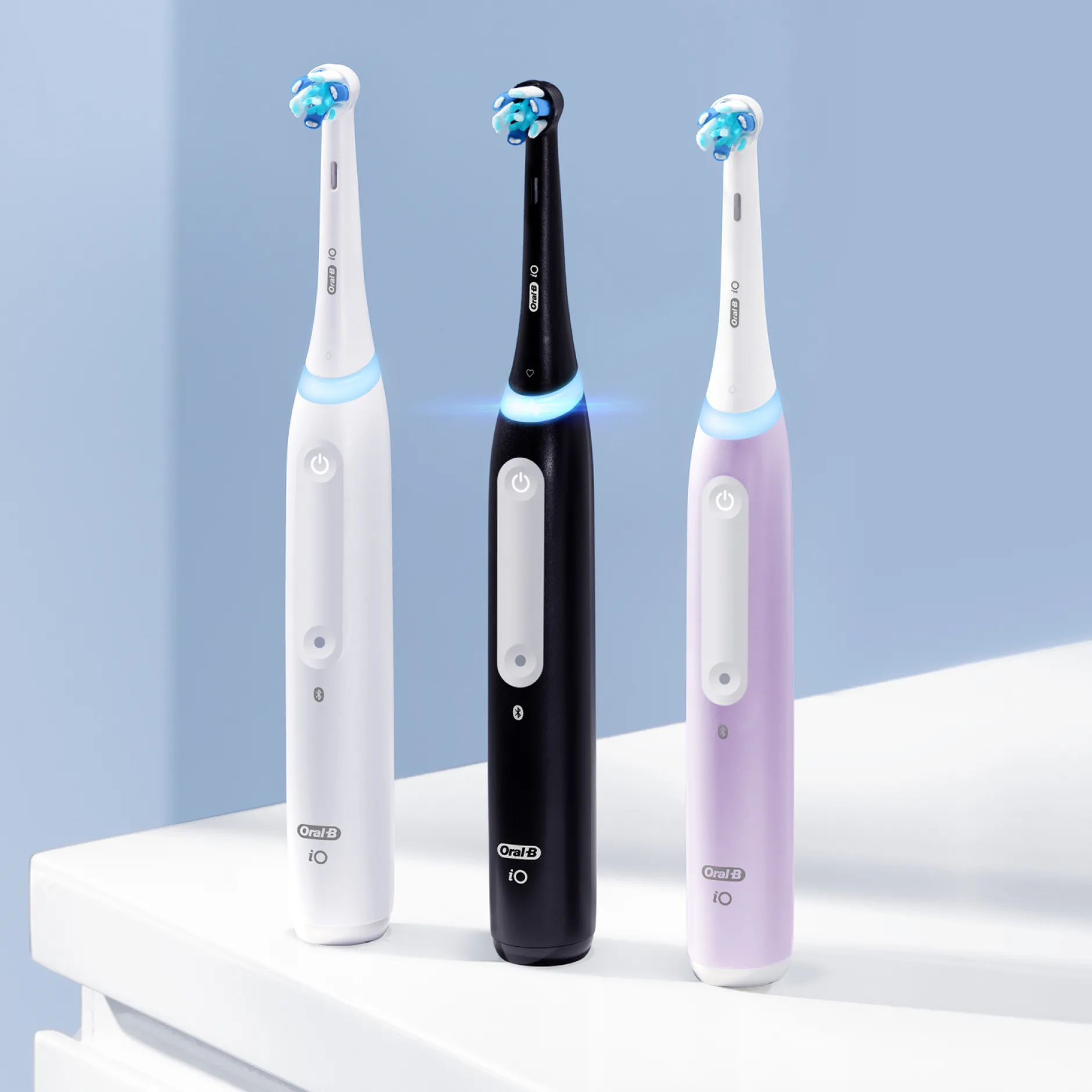 Oral-B iO 4 White Electric Toothbrush with Travel Case Outlet
